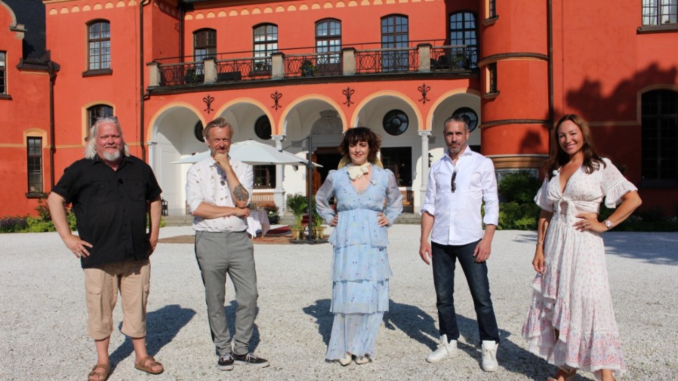 Från vänster: Kjell Wilhelmsen, Ernst Billgren, Shima Niavarani, Ola Rapace och Charlotte Perrelli. Pressbild.