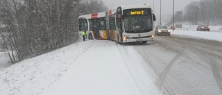 Problem för kollektivtrafiken – buss hamnade snett