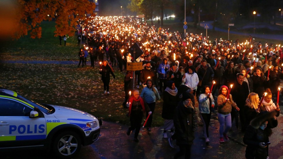 På dagen året efter skolattacken i Trollhättan, 2015, hölls ett fackeltåg till minne för offren. Politikerna måste motverka hatideologierna som ligger bakom attacken.