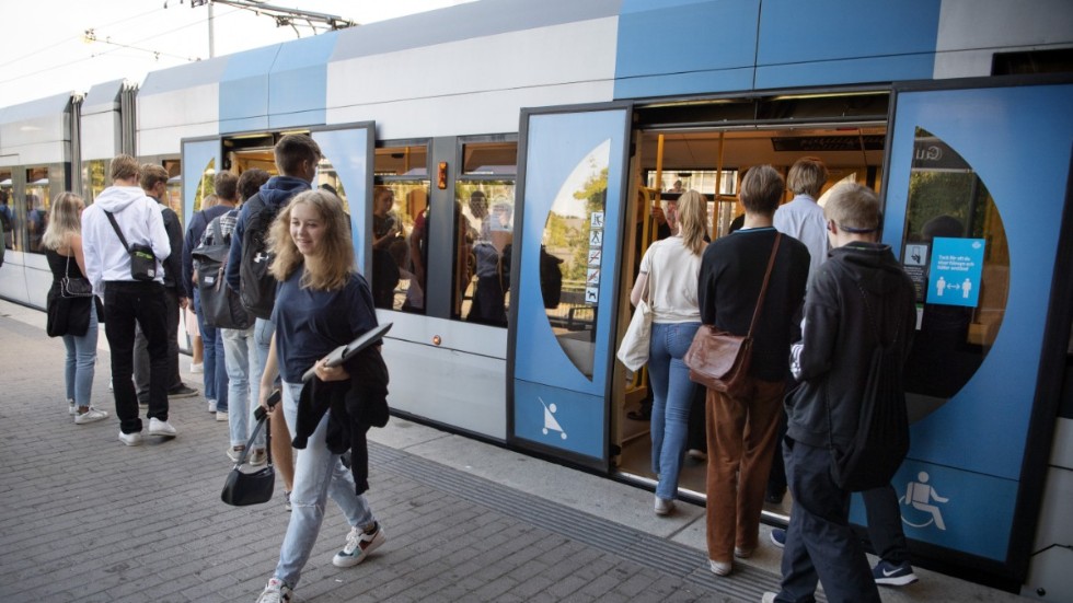 Resenärer vid Gullmarsplans tunnelbanestation i Stockholm.