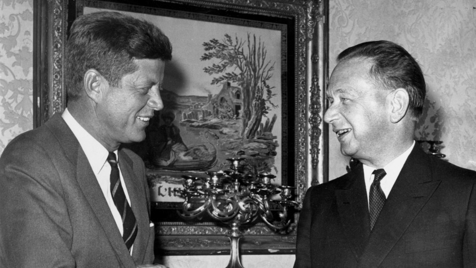 Svensken Dag Hammarskjöld (t h på bilden) var FN:s generalsekreterare 1953-1961. Här hälsar han på USA:s blivande president John F Kennedy 1960.