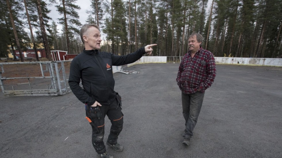 Jan Ek och Sven-Olov Ek är båda verksamma i Niemisels AIK. Tillsammans med några andra bybor gör man nu en gemensam kraftansträngning för att bygga upp den hockeyrink som revs för tre år sedan. 