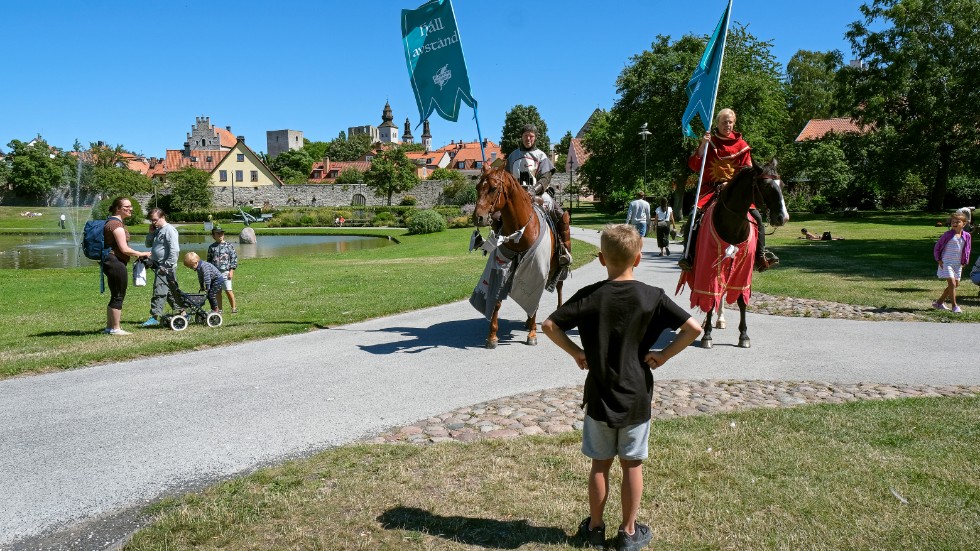 Den som vill ta en selfie med riddarna och hästarna får göra det på två meters avstånd.