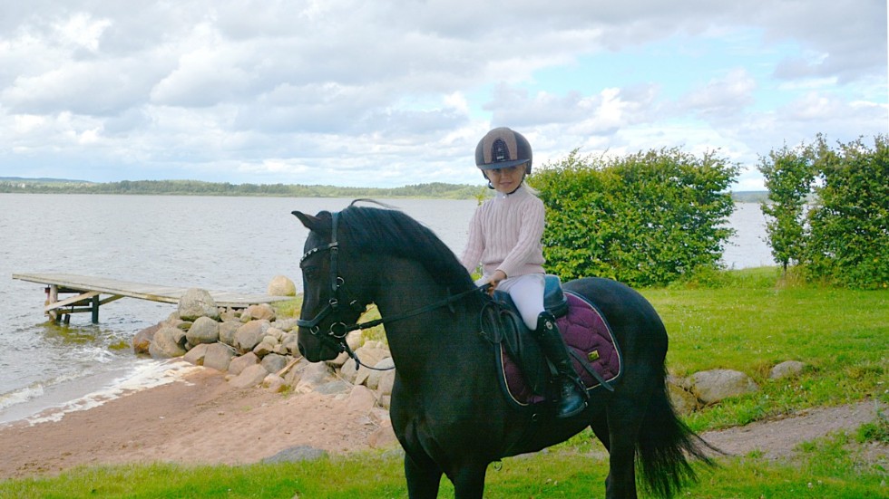 Vilda berättar att hon och ponnyn Lizzie brukar bada tillsammans i sjön vid stranden. Vilda, som är 4 år, har ridit sen hon var 2 år.  "Hon är vår absolut sötaste hyresgäst", säger Karin Andersson. 
