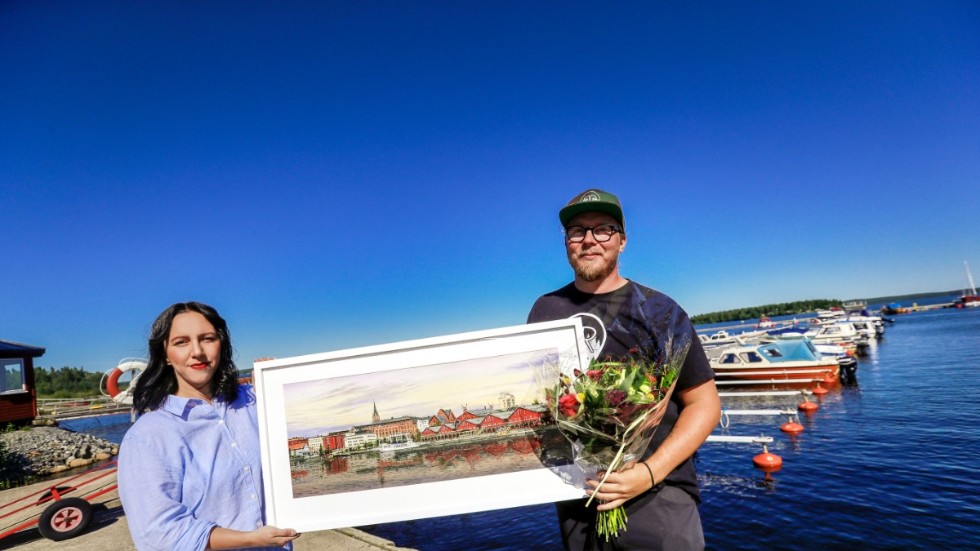 Norrbottens-Kurirens nyhetsredaktör Jessica Rosengren överräckte tavlan med Luleåmotiv till vinnaren Pontus Johansson, som blev Årets Luleåbo 2020.