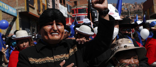 Väljare vid urnorna i turbulent Bolivia