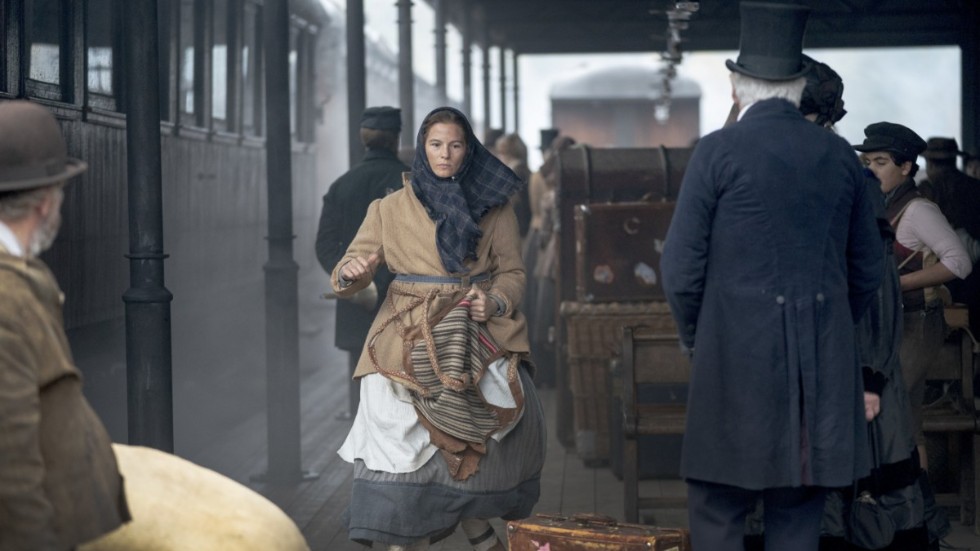Kristina (Lisa Carlehed) rusar genom en järnvägsstation i New York för att hitta sin försvunna dotter. Scenen spelas in vid Anten-Gräfsnäs museijärnväg utanför Alingsås.