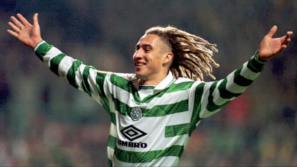 Henrik Larsson firar ett av sina många mål för Celtic, här mot Hibernian 1997. Arkivbild.