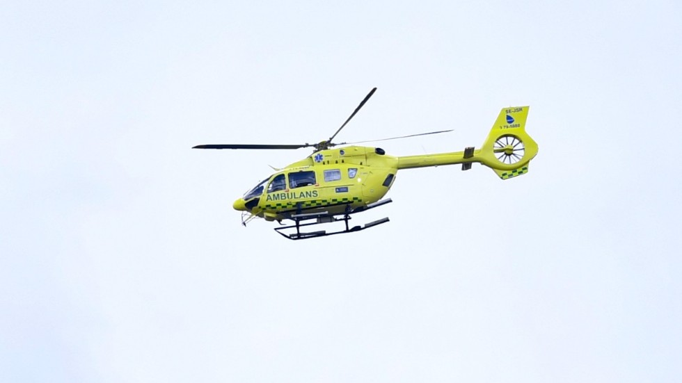 En äldre man har förts till sjukhus med ambulanshelikopter efter ett drunkningstillbud vid Maltesholmsbadet i Hässelby. Arkivbild
