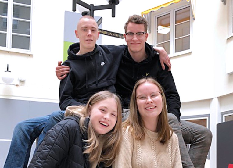 Kasper Karlsson, Isak Nilsson, Linn Larsson och Edith Åström på Astrid Lindgrens skola menar det är bekvämt med distansundervisning men att de lär sig bättre på plats i skolan.