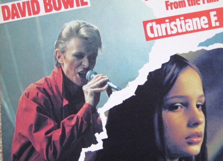 På omslaget till filmmusiken från "Vi barn från Bahnhof Zoo" sammanförs David Bowie (spelad av sig själv) och Christiane F (spelad av Natja Brunkhorst).   