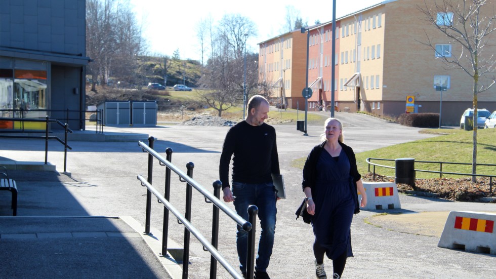 Tobias Siverholm och Beatrice Borg Eriksson, fritidsledare respektive kurator på Värgårdsskolan i Kisa larmar om klimatet för eleverna på sociala medier.
