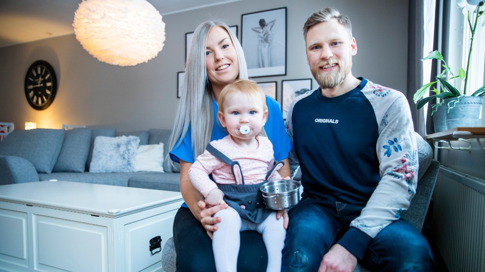 Emma och Sebastian Gröndal med dottern Julie bor i ett radhus på Sävastön. Deras gemensamma fritidsintresse är att driva företag ihop.