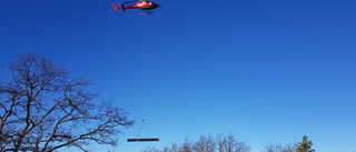 En helikopter kommer lastad – med ett utsiktstorn
