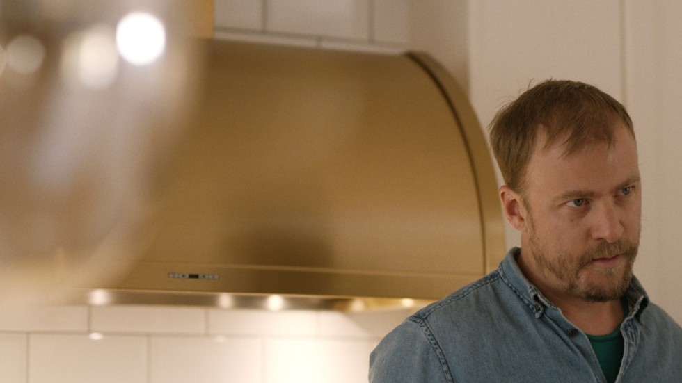 Erik Johansson spelar en pressad småbarnsförälder i "Orca". Pressbild.