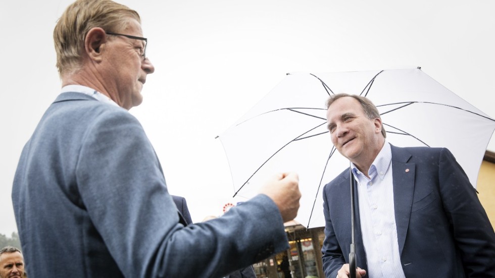 Boris Lennerhov, vd för Gekås tar emot statsminister Stefan Löfven (S) under ett regnigt besök i juli förra året.