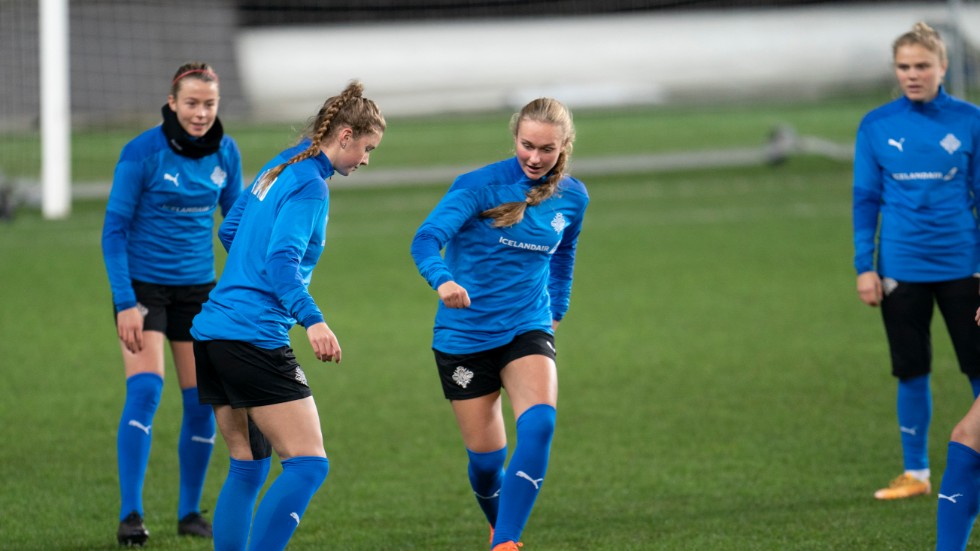 Karólína Lea Vilhjalmsdóttir, till vänster, och Alexandra Johannsdóttir är tvåa av sju spelare födda på 00-talet i Islands EM-kvaltrupp.