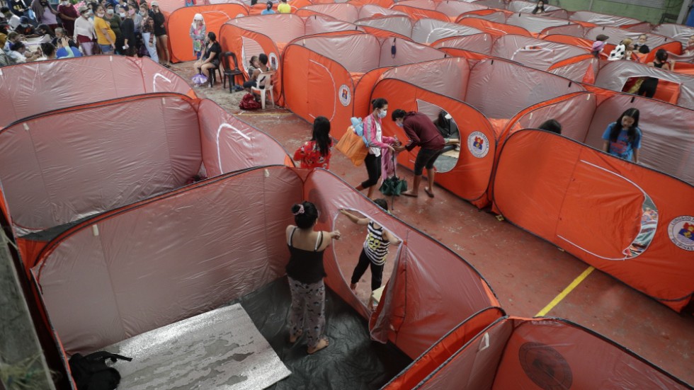 Upp till en miljon människor trängs på evakueringscenter som det här i huvudstaden Manila. Där kan nu smittspridningen av coronaviruset ta fart.