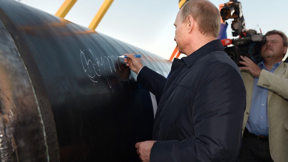Rysslands president Vladimir Putin signerar ett rör vid en tidigare etapp av jättebygget Sila Sibiri. Arkivbild.