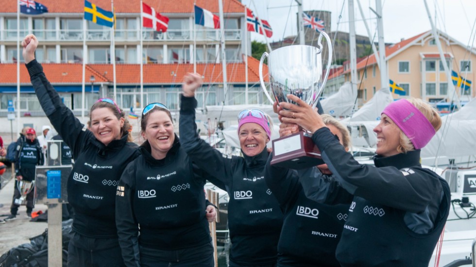 För tredje året i rad vann Anna Östlings Team Wings världstourtävlingen i segling på Marstrand.
