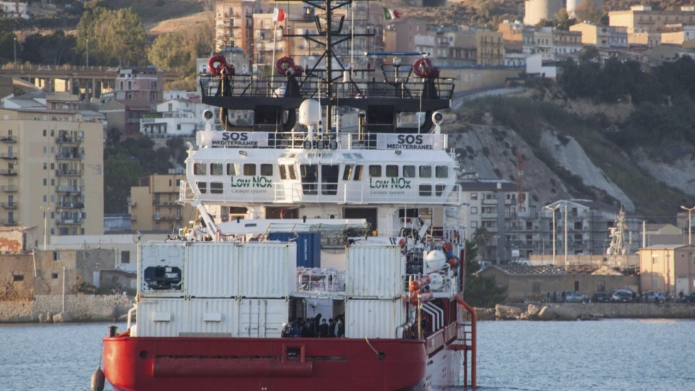 Ocean Viking vid hamnen i sicilianska Porto Empedocle på måndagen.