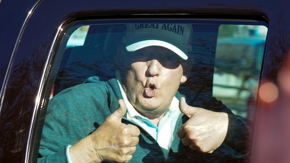 USA:s president Donald Trump på väg från golfbanan i söndags.