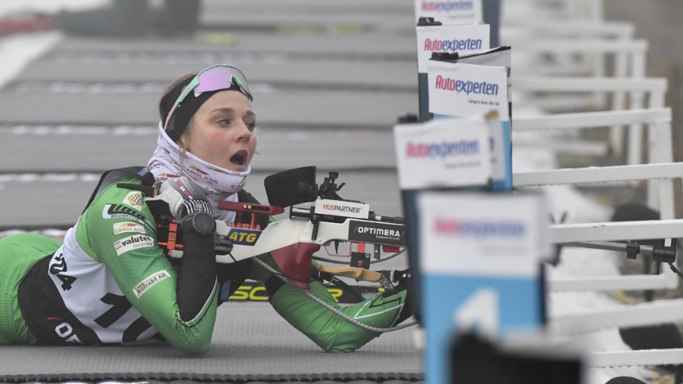 Stina Nilsson i första skjutningen i sin skidskyttepremiär.