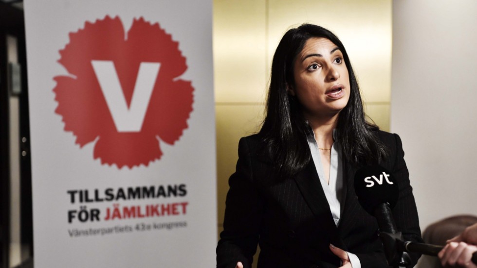 Vänsterpartiets partiledare vill avveckla minkfarmarna i Sverige på grund av coronavirusrisk och pekar på utvecklingen i Danmark.