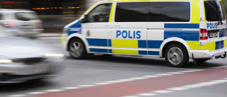 Slog till med hammare – nu jagas mannen av polisen