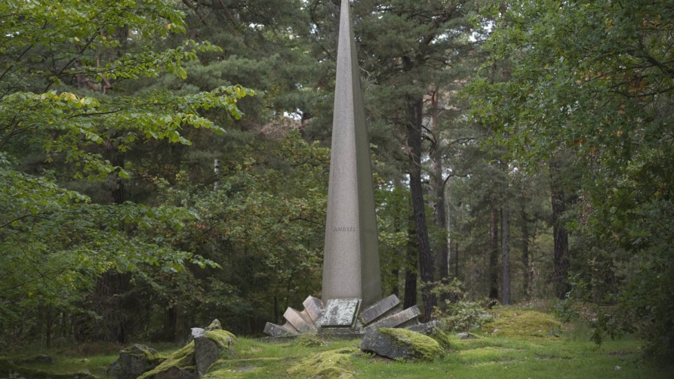 Ingenjör Salomon August Andrée, Nils Strindberg och Knut Fraenkel vilar vid ett monument som restes vid de tre polarfararnas gravsättning. Arkivbild.
