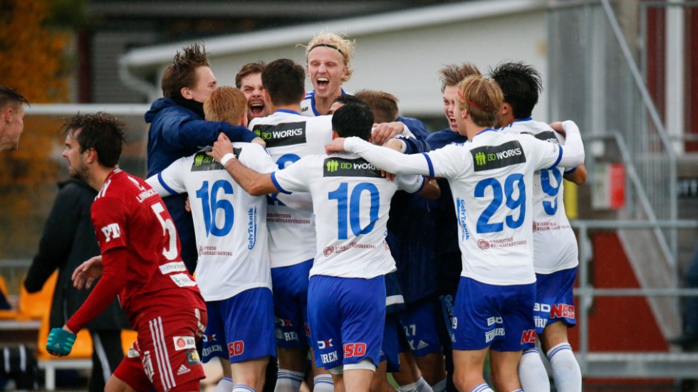 IFK-jubel efter att avancemanget till division 1 blev klart tidigare i höst.