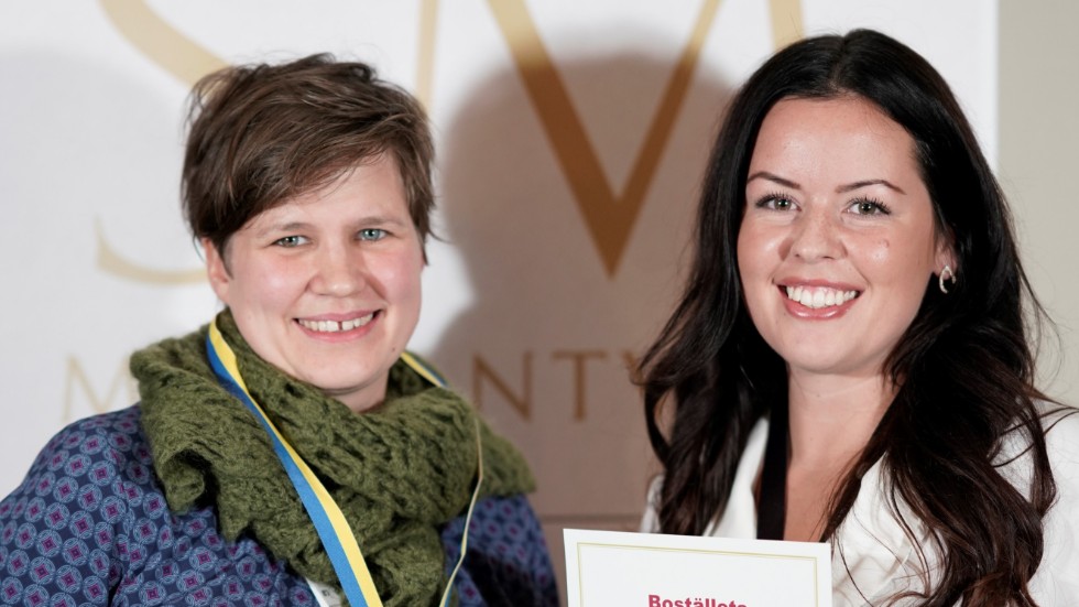 Anna Mäler, till vänster, och Fanny Ericsson, bagare på Boställets vedugnsbageri, var på plats i Sandviken och tog emot SM-guldet i klassen för småkakor.