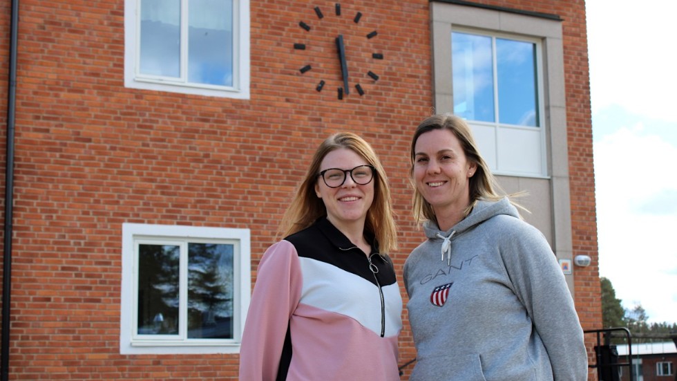 Sarah Harrysson och Caroline Phalén kombinerar jobbet som mentorer för årskurs 5 på Silverdalens skola med lärarstudier på distans. De ser fram emot att bli behöriga lärare, vilket bland annat ger högre lön.