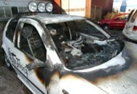 Dramatisk bilbrand väcker många frågor