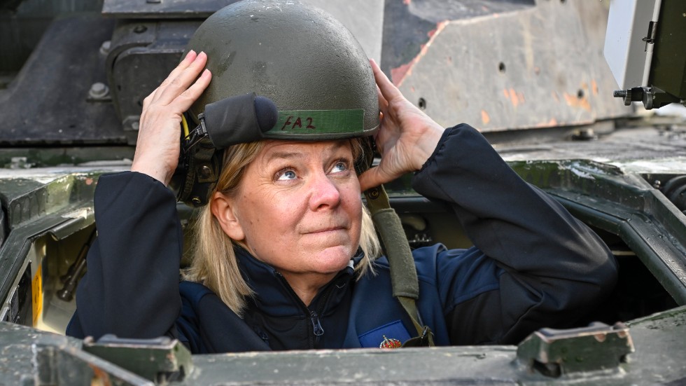 Statsminister Magdalena Andersson fick provköra ett av försvarets stridsfordon 90 i Norge.