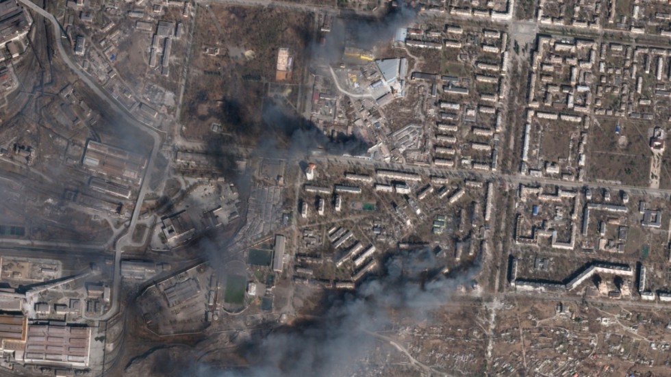 Ett nidingsdåd som kommer att stå kvar i historien i evig tid! skriver signaturen "Nostradamus III"
Satellitbild som visar hur civila byggnader brinner i Mariupol under söndagen den 20 mars.