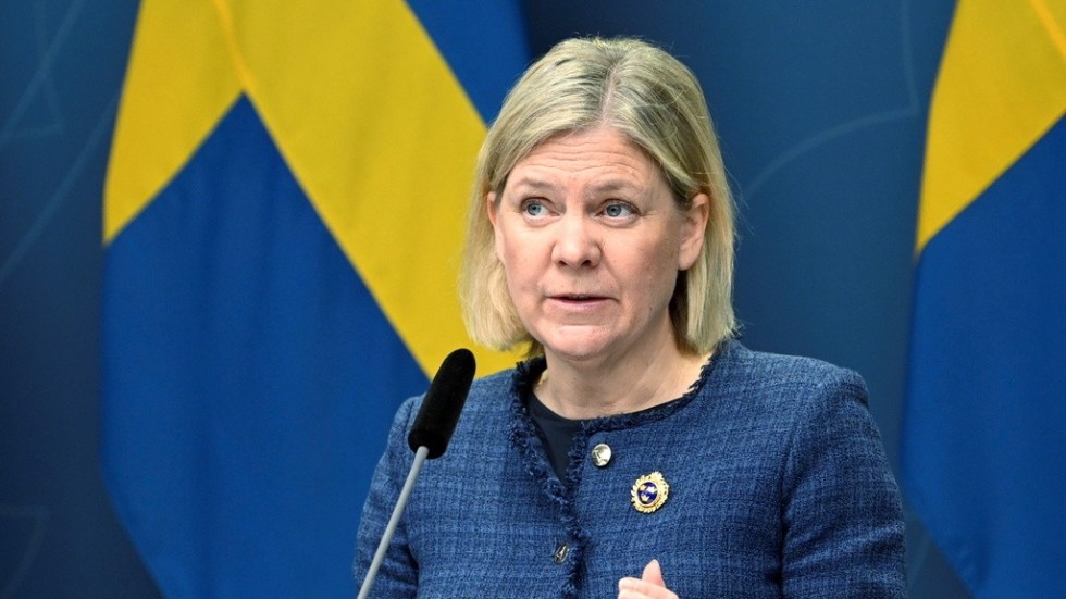 Statsminister Magdalena Andersson (S) vill ännu inte visa korten, utan säger att ett ställningstagande för ett Nato-medlemskap skulle öka instabiliteten, menar insändarskribenten. 
