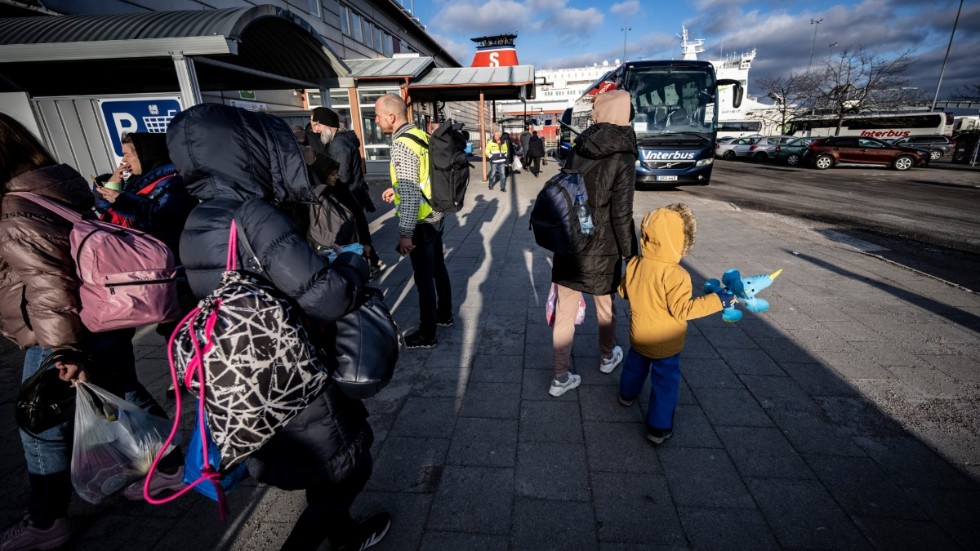 Ukrainska flyktingar i Karlskronas hamn i mars. Arkivbild.