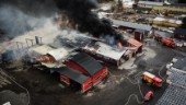 Larm om dieseltank i storbranden – räddningstjänsten backar undan • ”Har upprättat en anmälan”