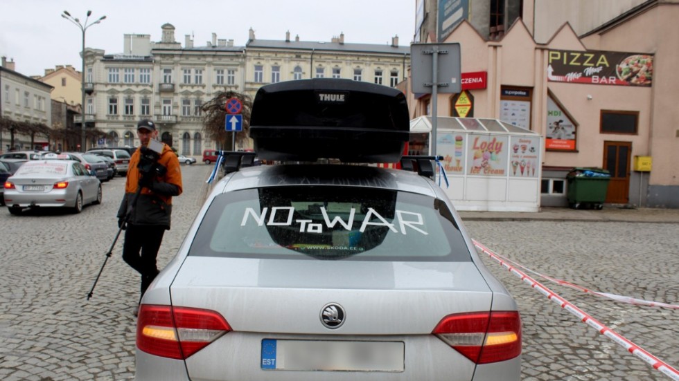 En estländsk bil utanför stationen i Przemysl med ett budskap som alla som befinner sig i närheten av gränsen kan skriva under på. Överallt syns utländska bilar som är på plats och hjälper till på olika sätt. Det är även mycket journalister från utländska medier på plats. 