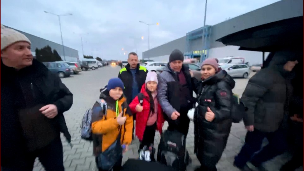 Ryszard Przeszlo, till vänster, och Kenny Fransson i bakgrunden får med sig en barnfamilj och ett äldre par på första turen bort från gränsen till Ukraina.