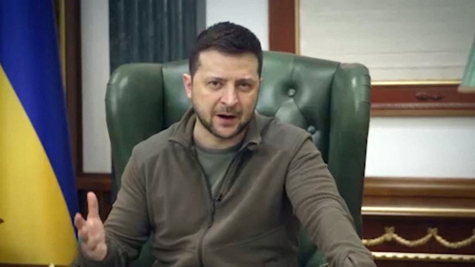 President Volodymyr Zelenskyj under sitt dagliga videotal på fredagskvällen.