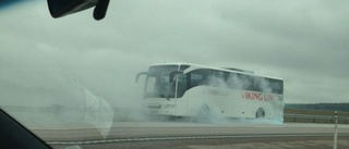 Buss fattade eld på E4