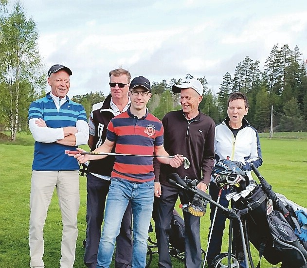 Leif Johansson från Hemköp (i mitten) med sina lagkamrater Lars, Mårten och Mats Nilsson samt Merja Kunnari Saint Cyr.