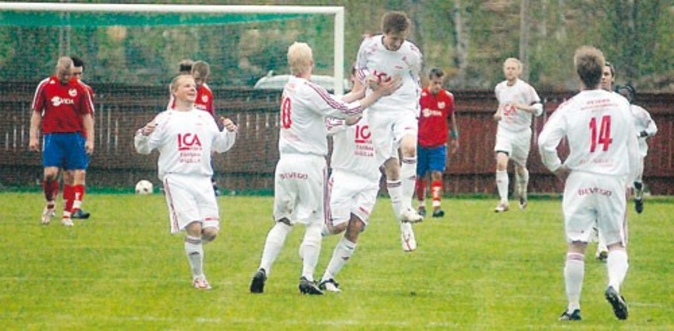 Johan Persson hoppar av glädje efter att ha satt viktiga 2-1 på frispark för Målilla.