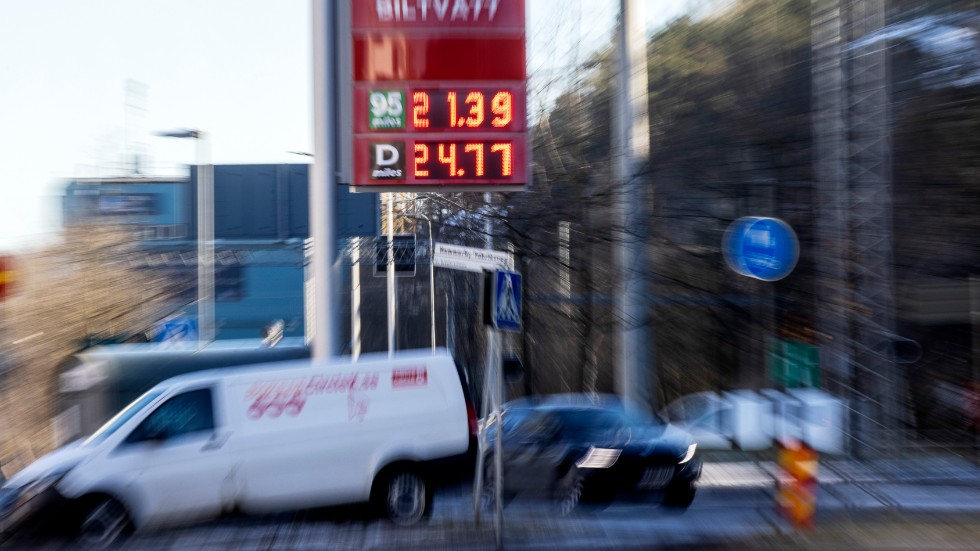 Högre priser på bensin och diesel är en effekt av Rysslands invasion av Ukraina. Arkivbild.