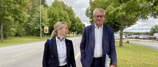 Carl Bildt sågar valrörelsen – men hyllar Uppsalaverksamhet