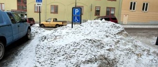 Snöberg hindrar handikapplatsen