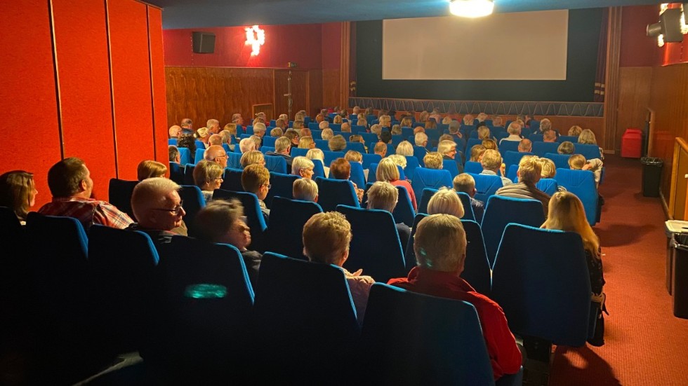 Vimmerbyborna fyllde 125 stolar i biosalongen på torsdagskvällen, för att stötta Matz Eklund vars sambo försvunnit och för att se hans film Skärgårdsliv på vita duken.