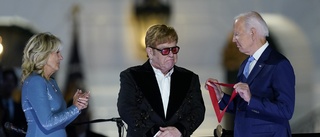 Biden överraskade Elton John med medalj